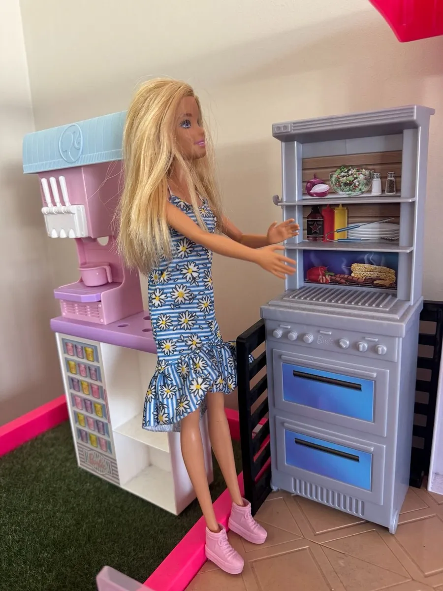 Barbie Dreamhouse including 10 Barbie Dolls - Image 4