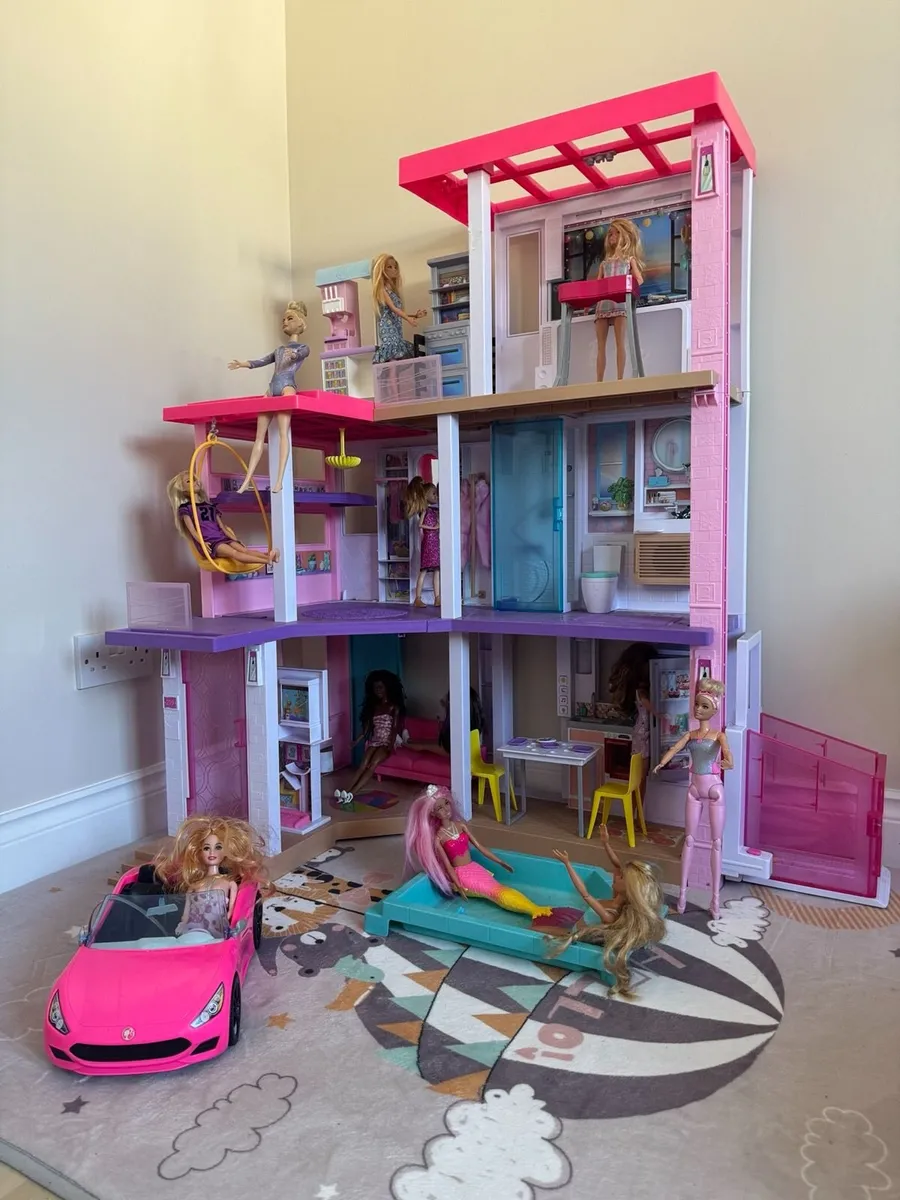 Barbie Dreamhouse including 10 Barbie Dolls - Image 1