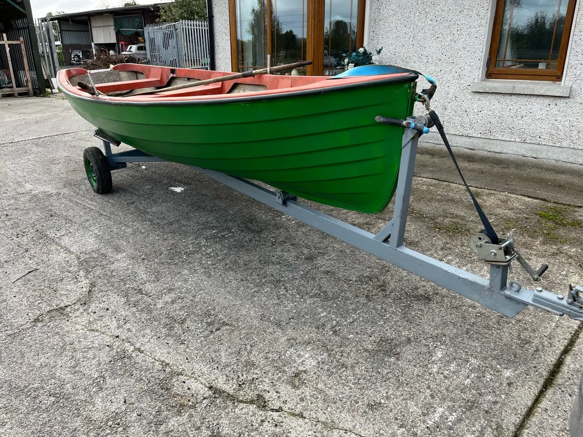 Boat and trailer - Image 1