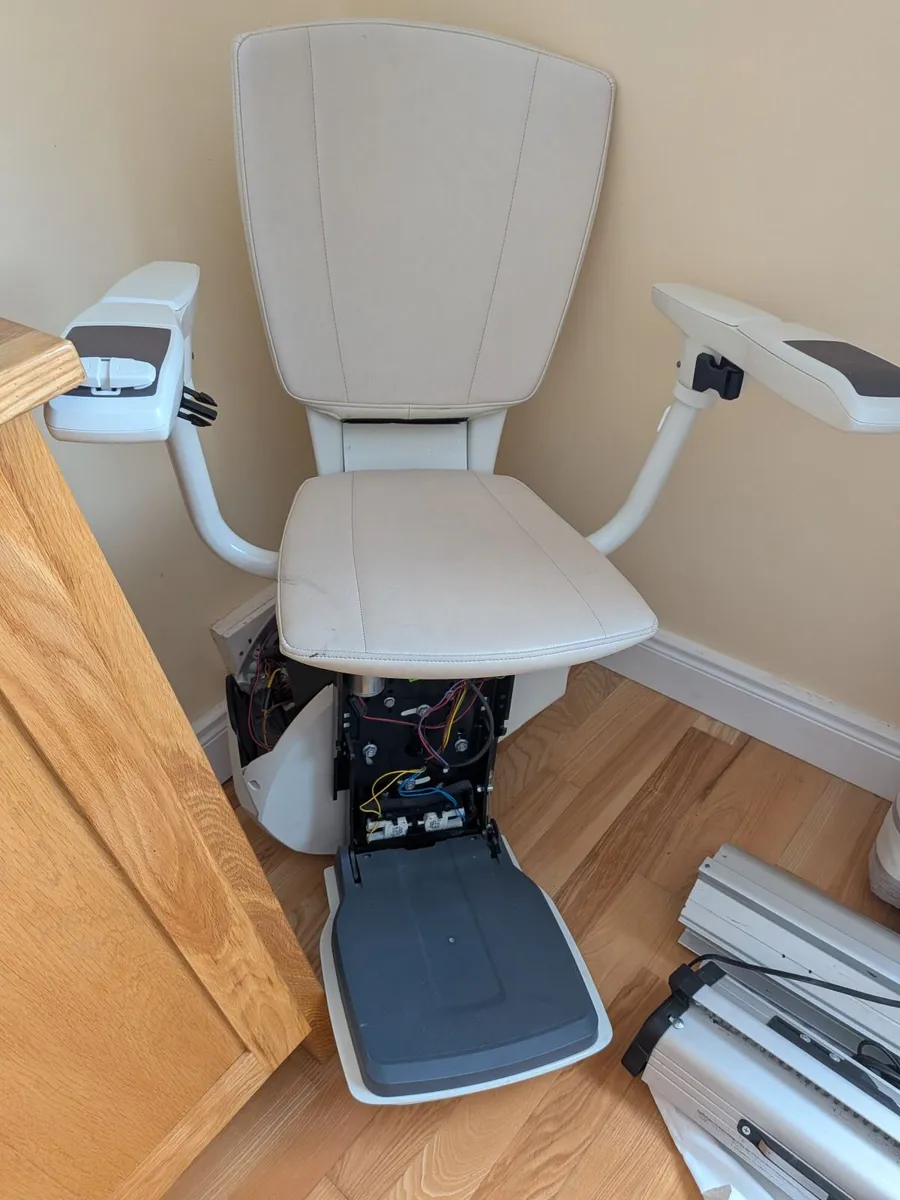 Straight stair lift