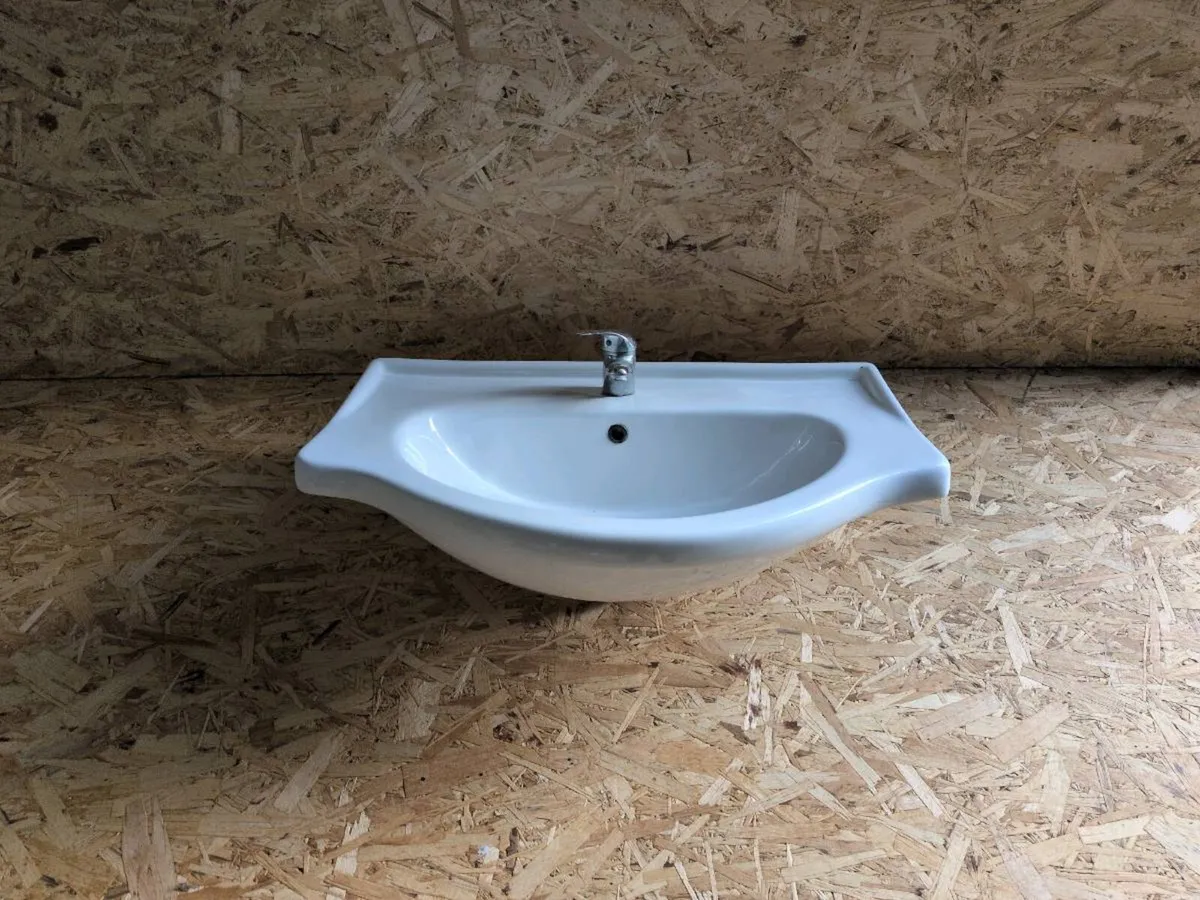 Bathroom sink - Image 1
