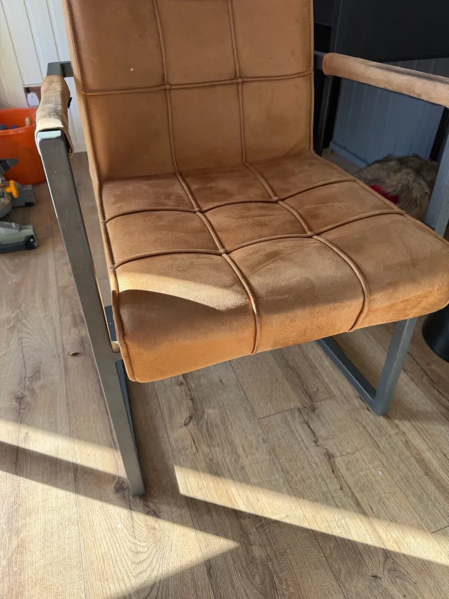 Chair and table - Image 2