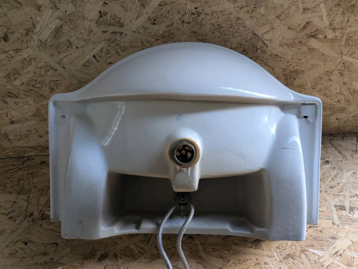 Bathroom sink - Image 3