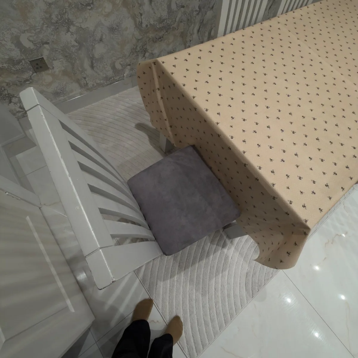 Table with chairs - Image 2