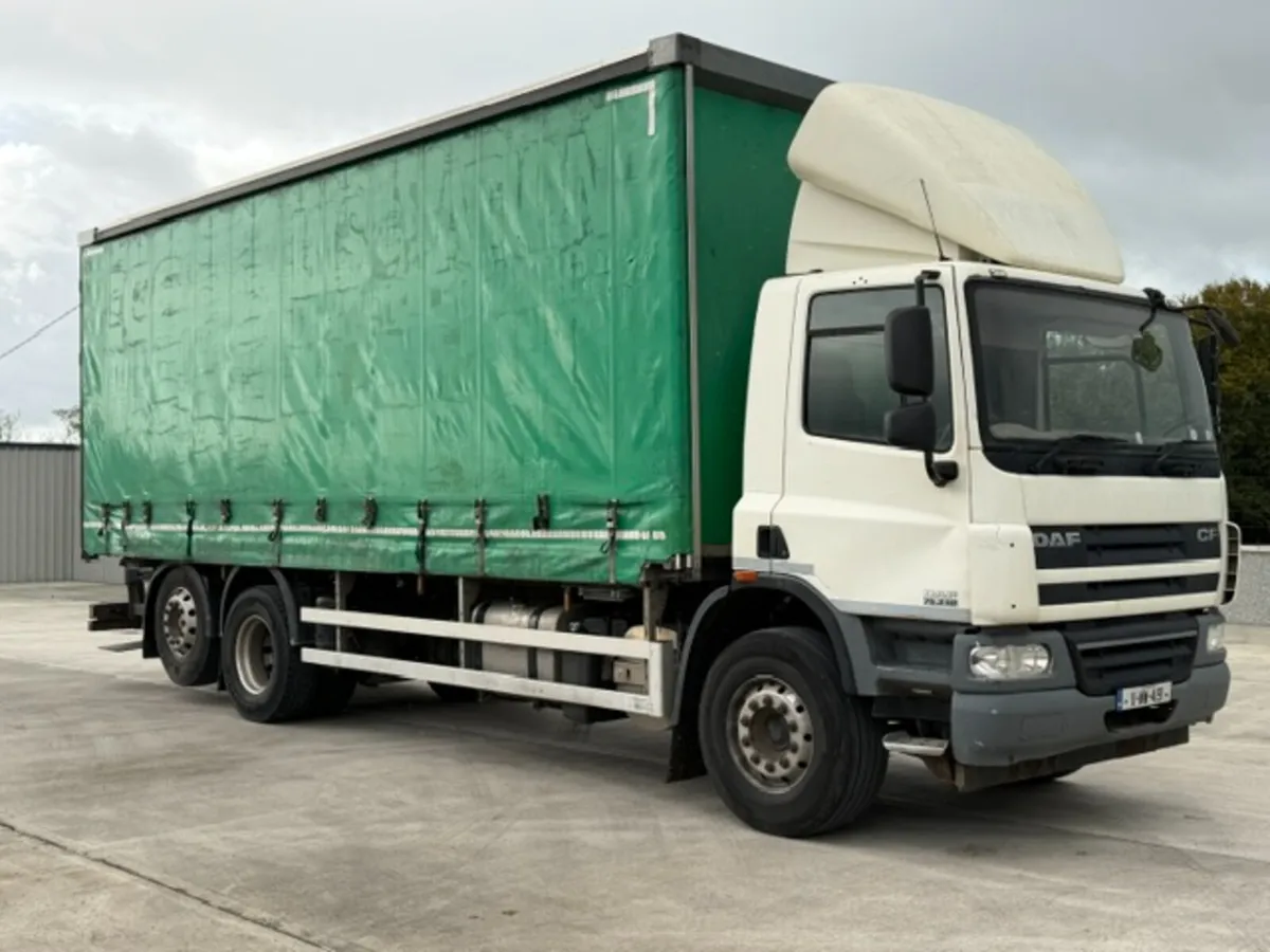 2011 DAF CF75 310 6X2 CURTAIN WITH MOFFETT KIT - Image 1