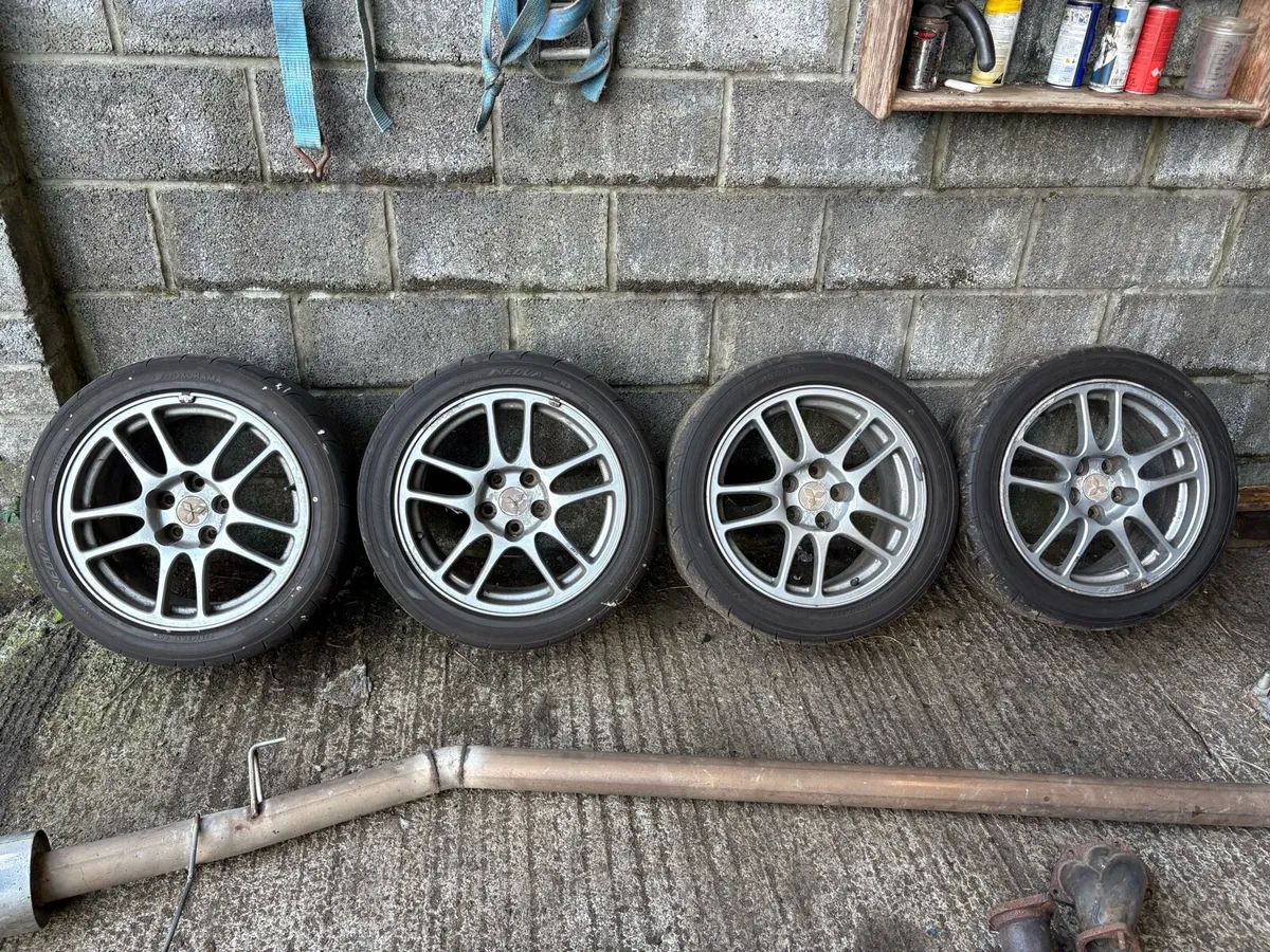 Mitsubishi Evo 9 wheels & exhaust - Image 1