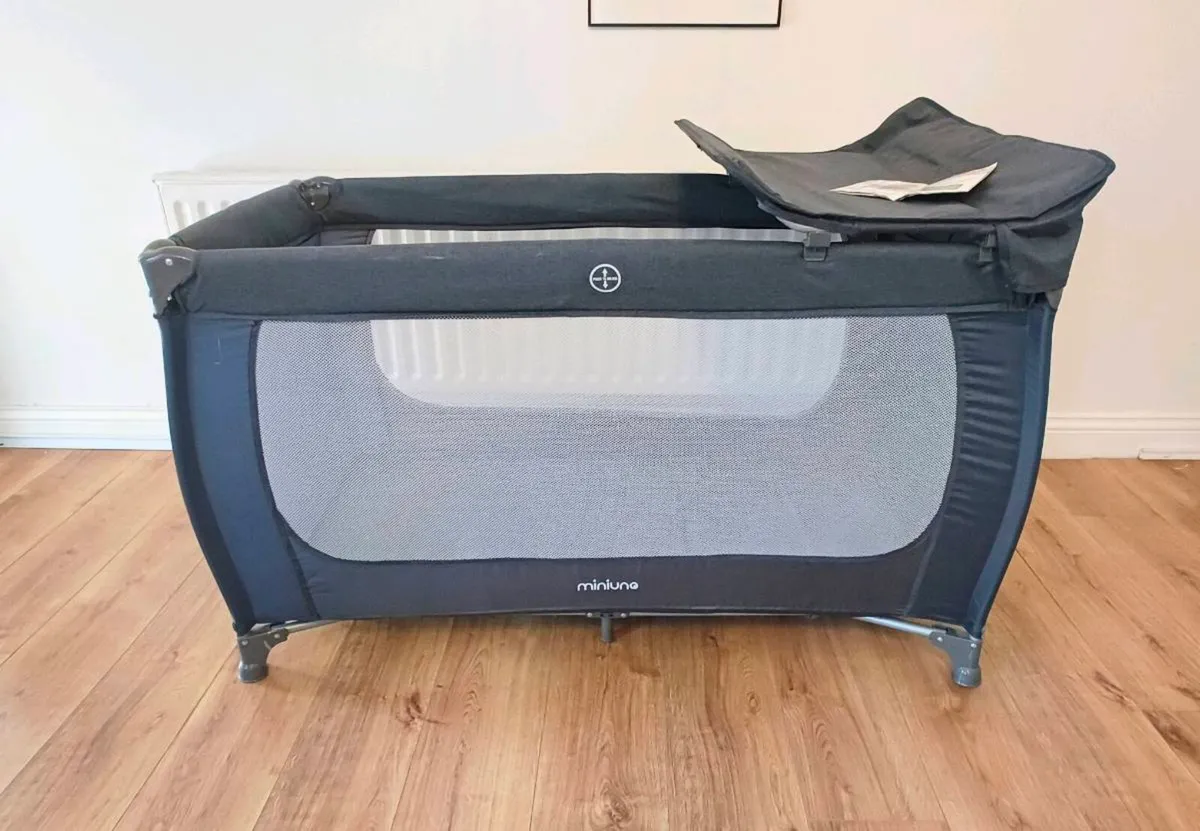 Minuuno 3 in 1 Travel Cot Portable Baby Cot in Nav - Image 1
