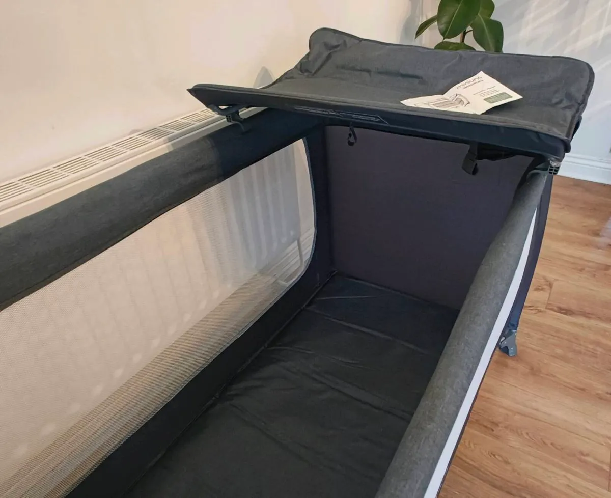 Minuuno 3 in 1 Travel Cot Portable Baby Cot in Nav - Image 4
