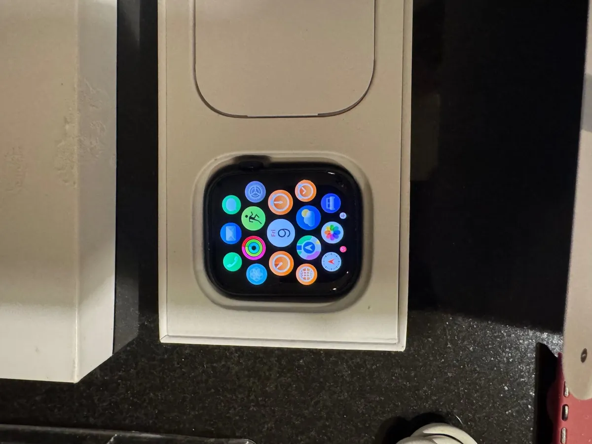 Apple Watch Series 8 45mm Midnight Blue & 5 Straps - Image 4