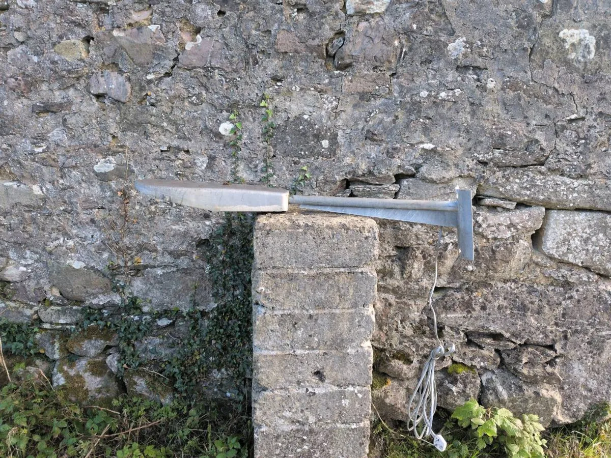 Outdoor metal light cover - Image 1