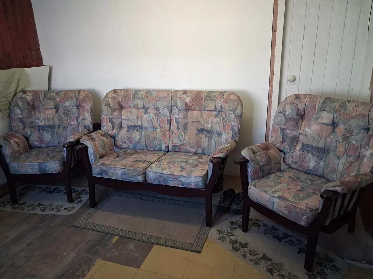 Three piece suite - Image 1