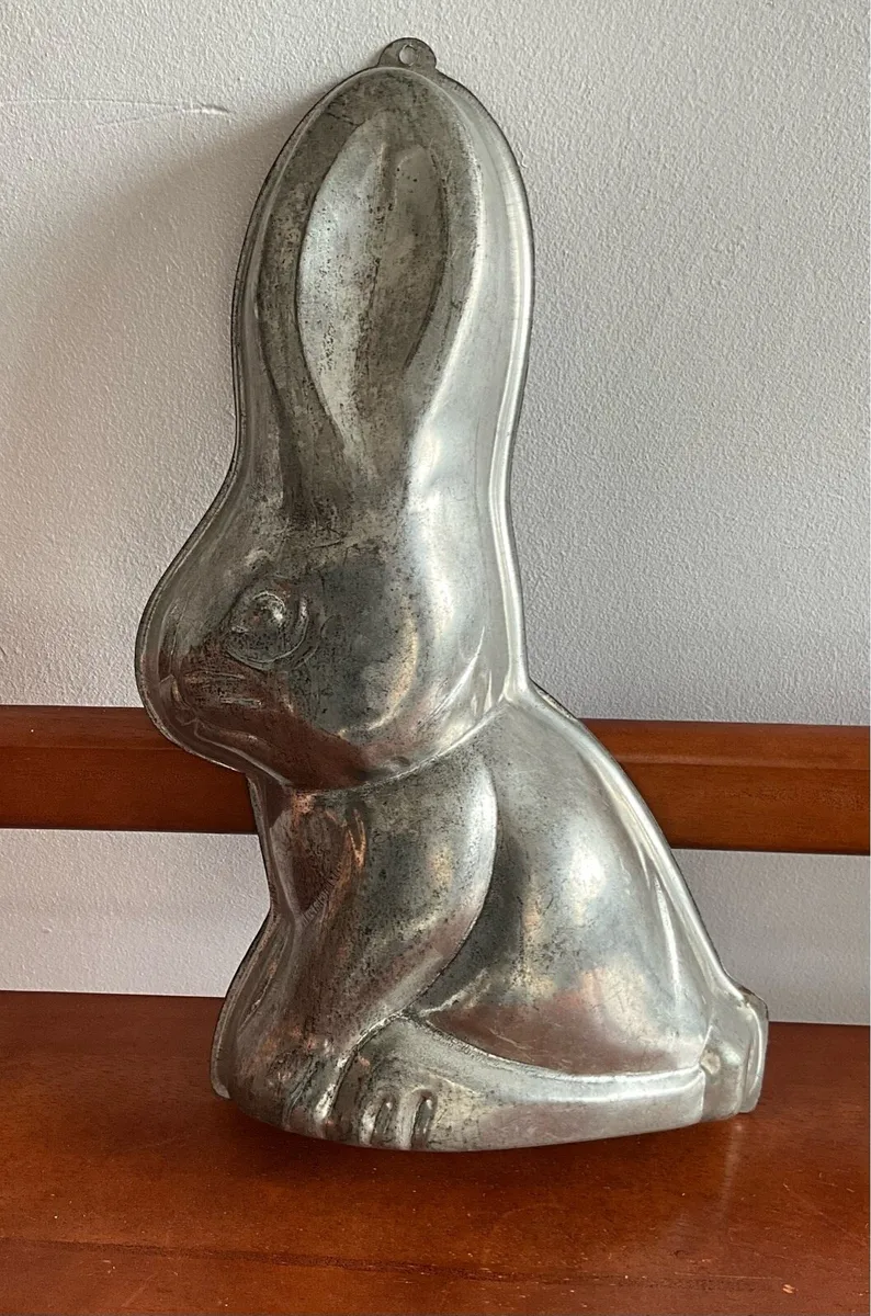 Vintage Large Metal Easter Bunny Baking Cake Tin. - Image 1