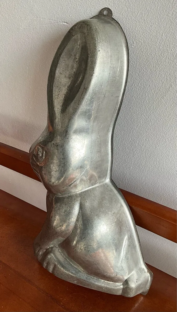 Vintage Large Metal Easter Bunny Baking Cake Tin. - Image 2