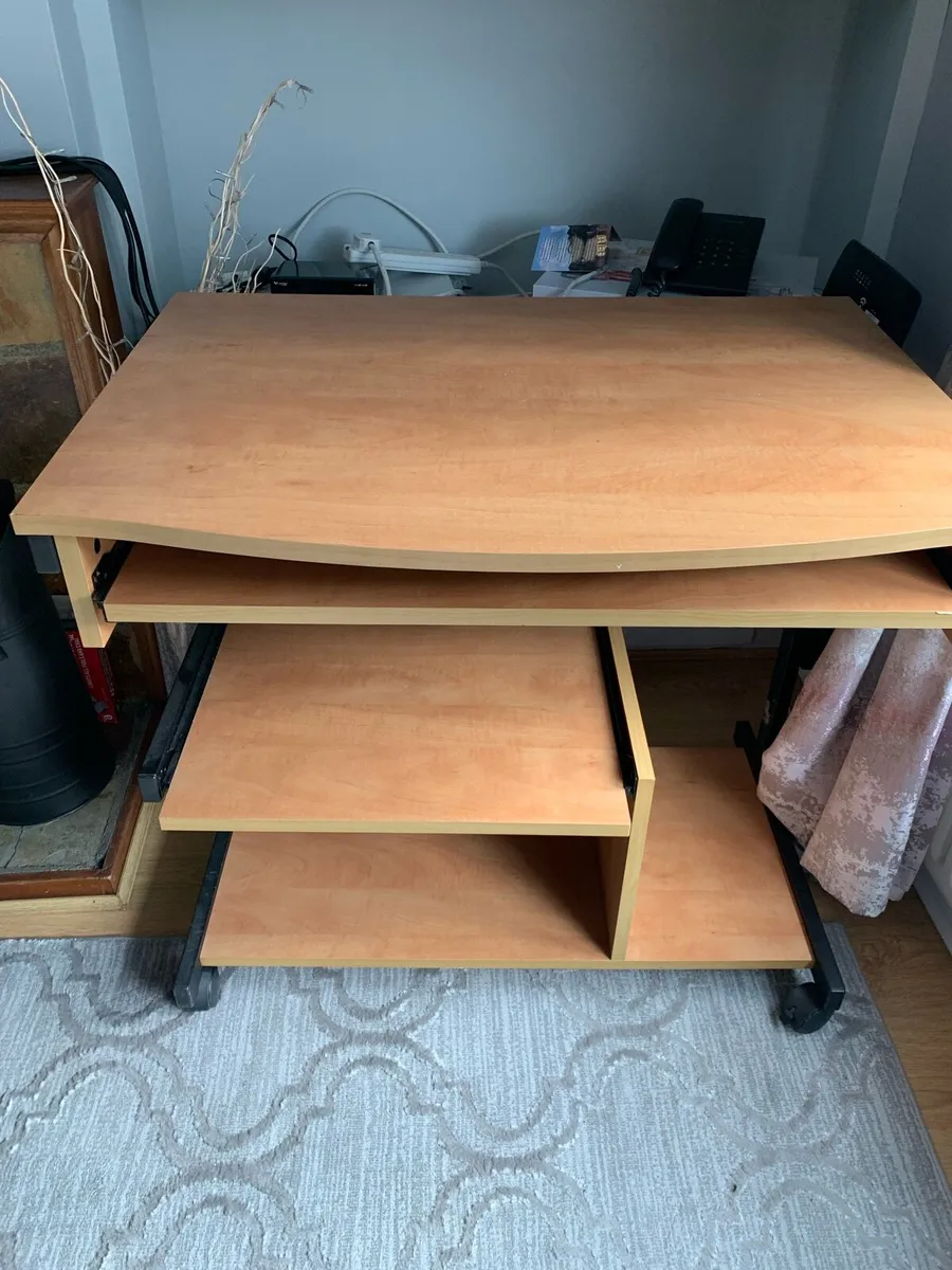 Computer desk - Image 1