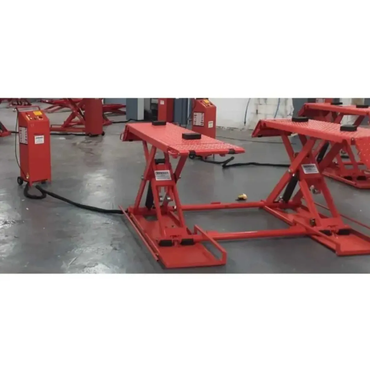 Taranto 3.5 Ton Mid Rise Scissor Mobile Car Lift - Image 2