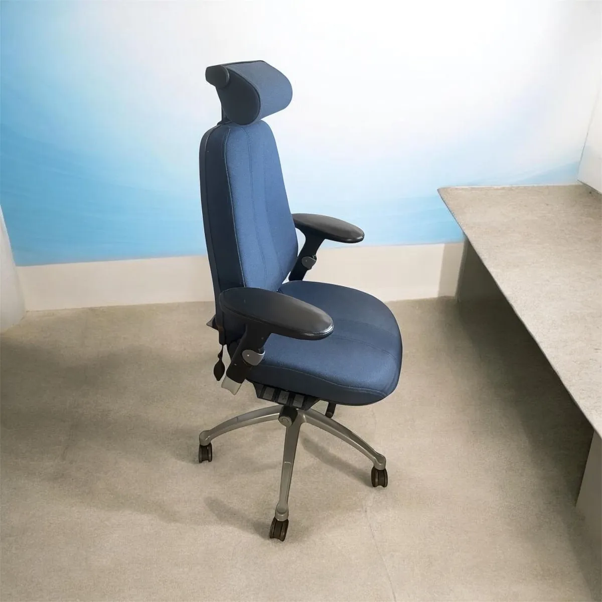 Ergonomic chair with fantastic back support - Image 1