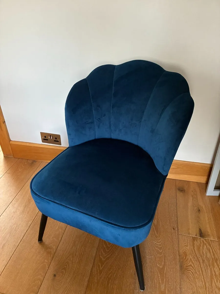 Accent chair - Image 1