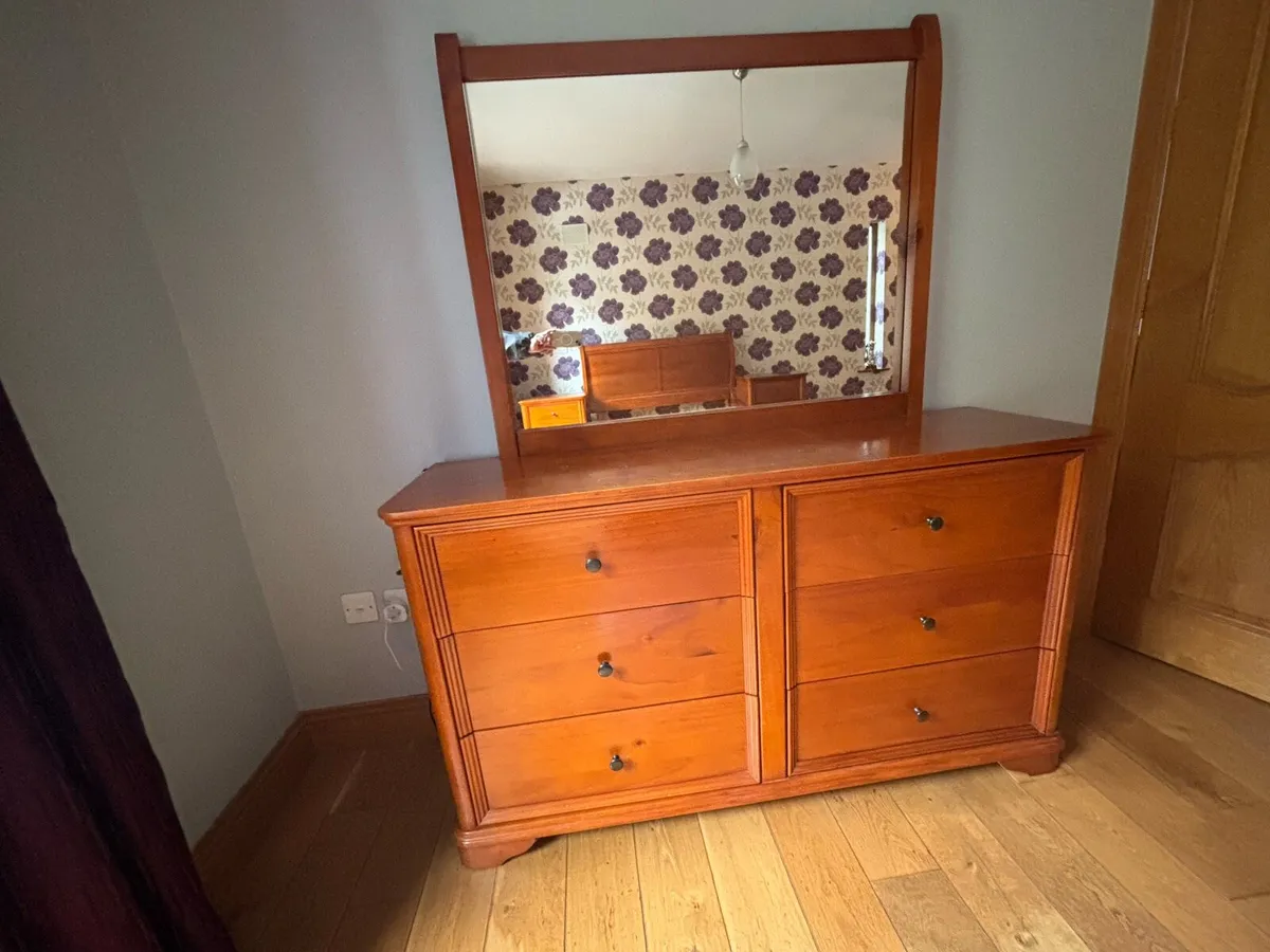 Bedroom suite of furniture - Image 4