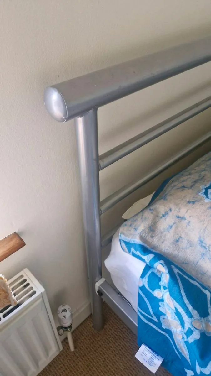 Two metal frame beds - Image 4