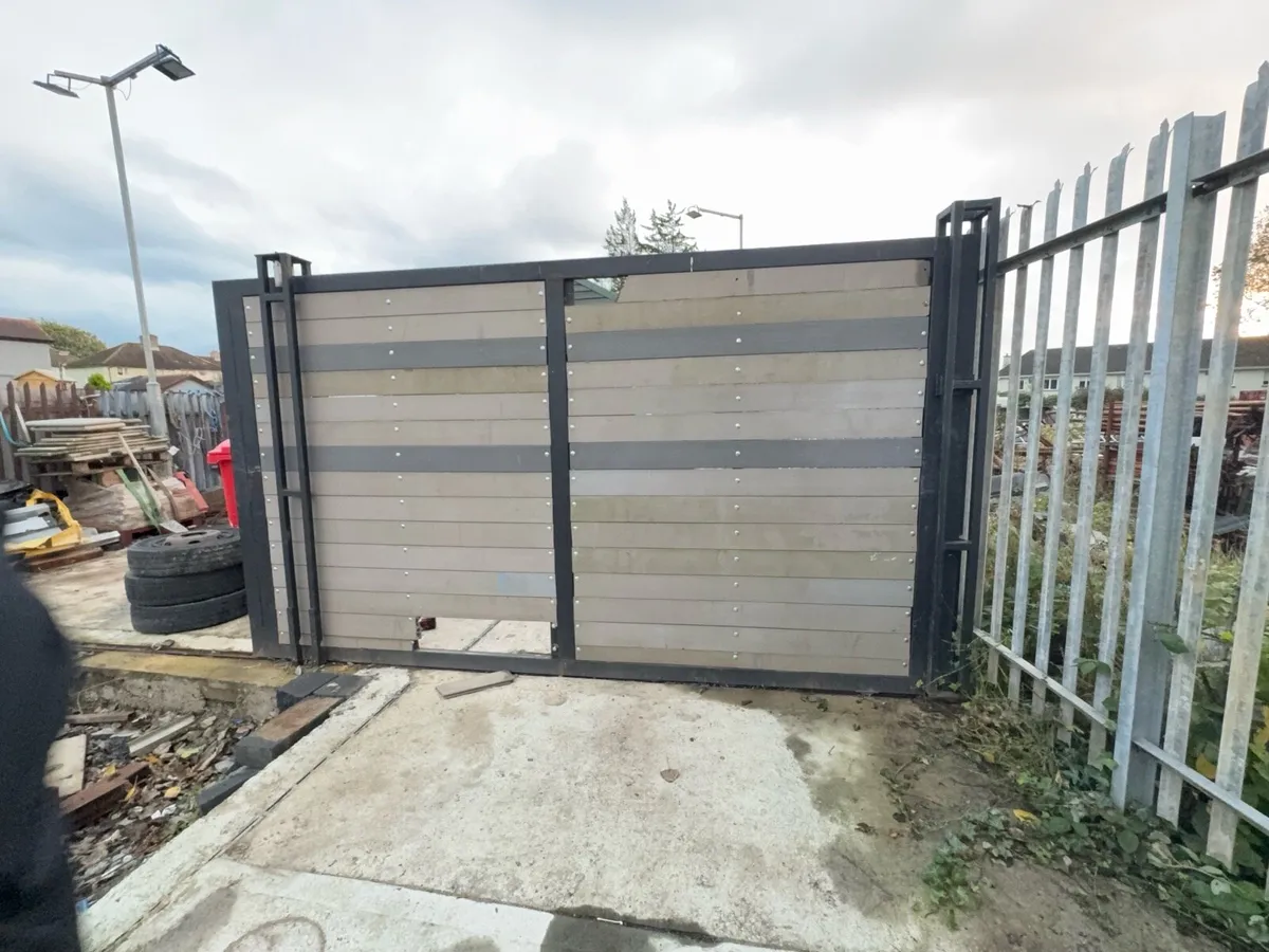 Roller gate  14ft wide inc posts - Image 2