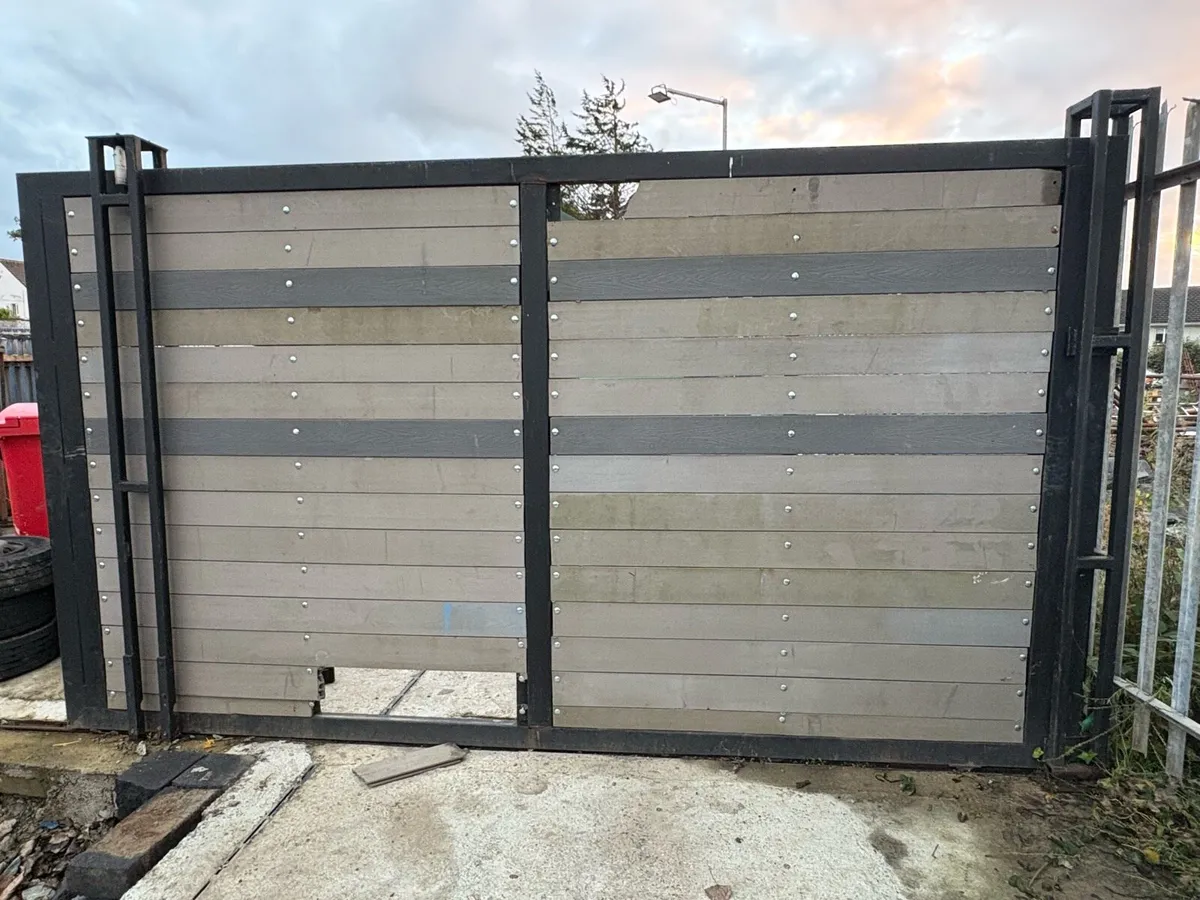 Roller gate  14ft wide inc posts - Image 3