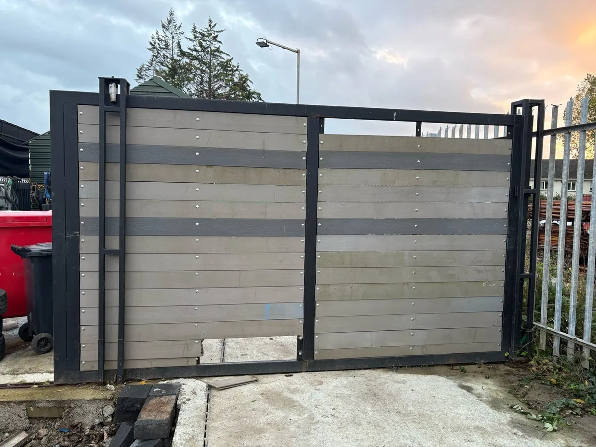 Roller gate  14ft wide inc posts - Image 1
