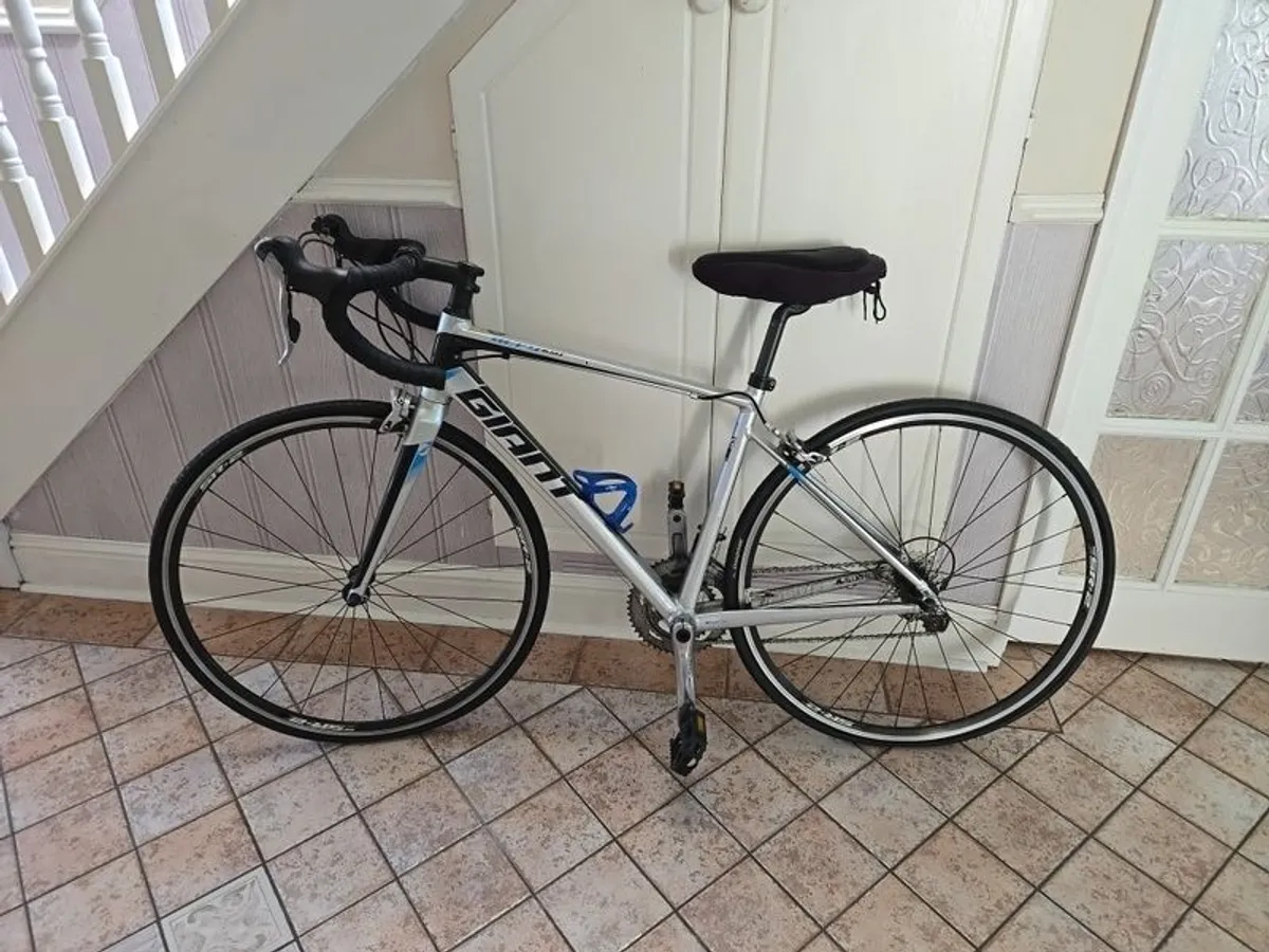 Giant defy aluxx bike. - Image 2