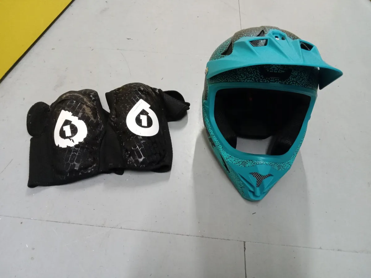Mountain bike helmet - Image 1