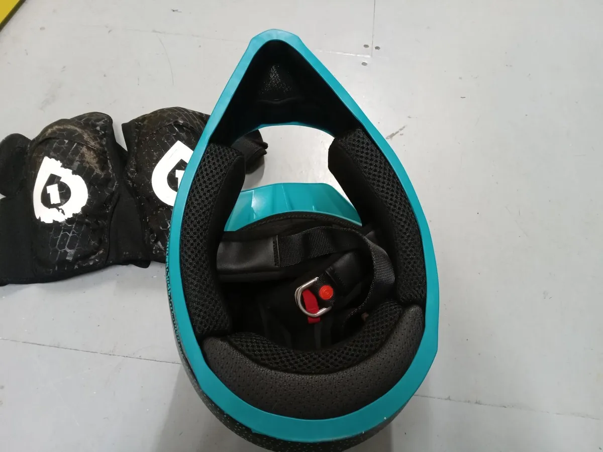 Mountain bike helmet - Image 3
