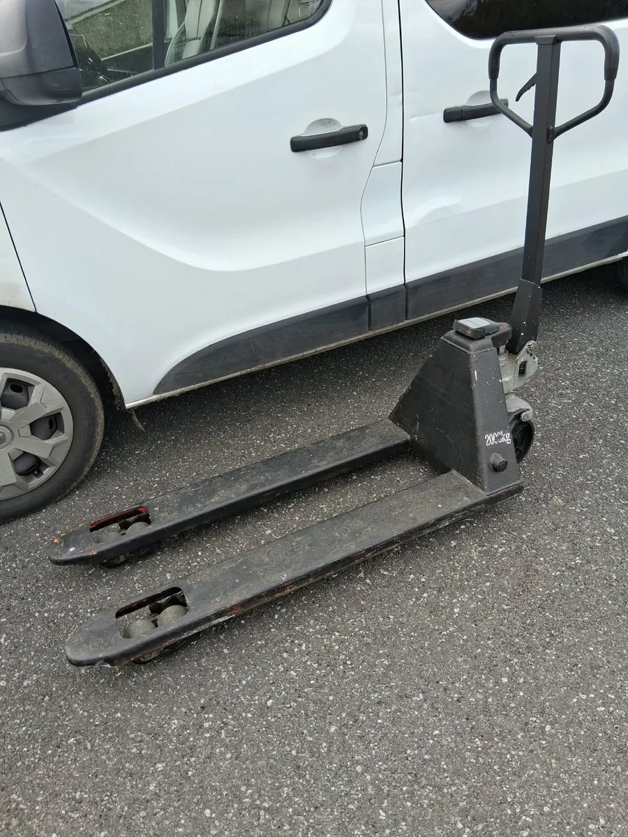 Pallet truck 2000kg - Image 1
