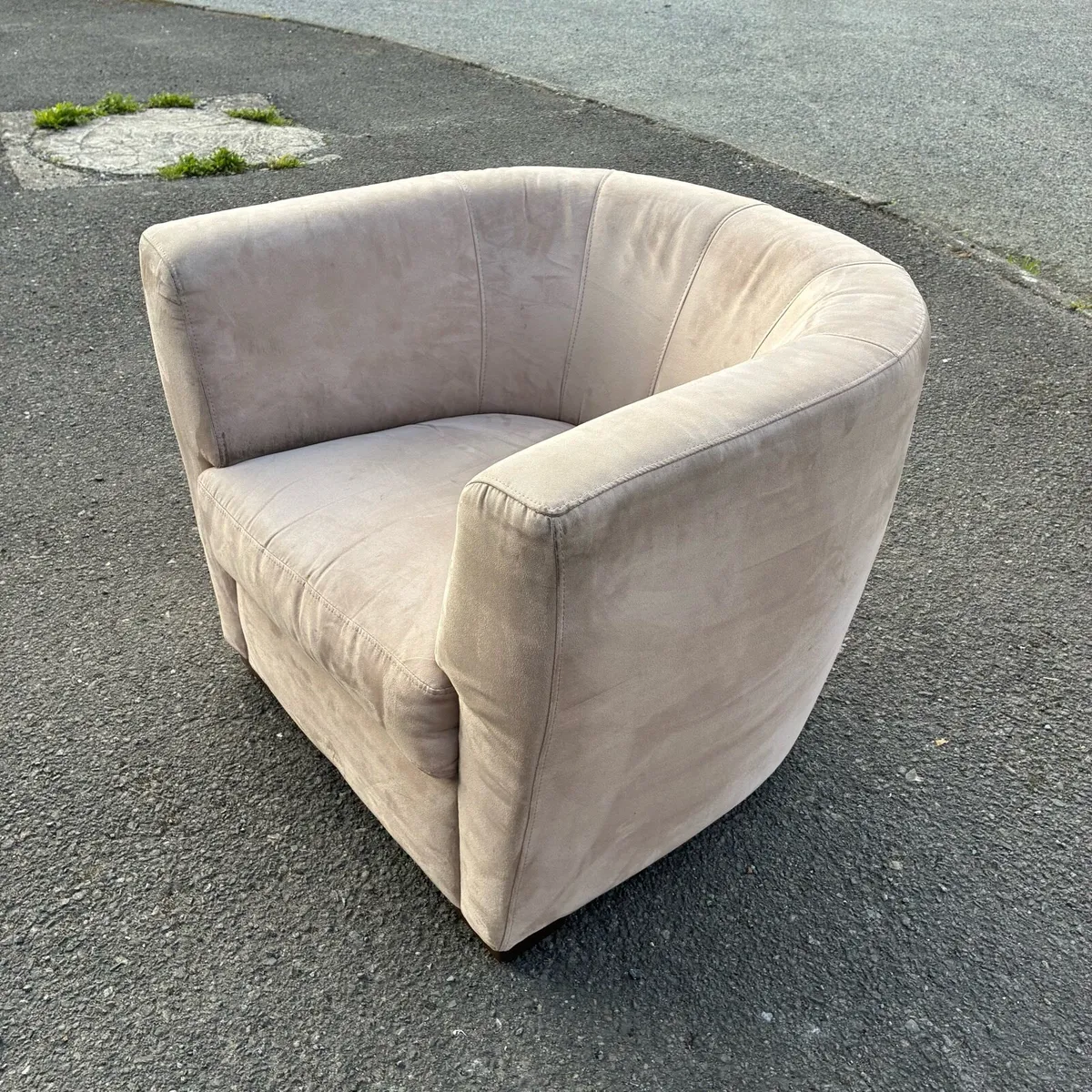 Incanto Divani, Beige velvet tub chair - Image 3