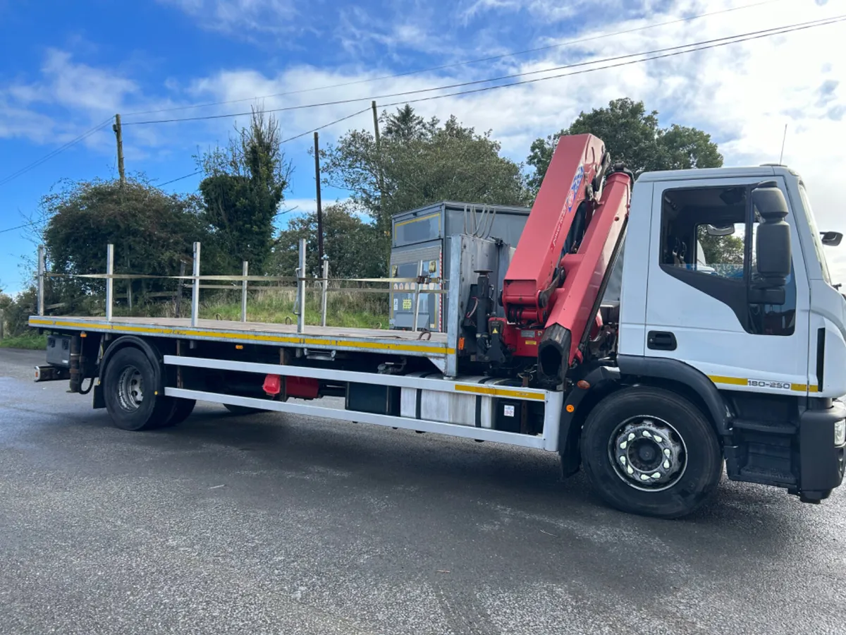 2017 iveco 180e250 18 ton flat with 20tm crane - Image 4