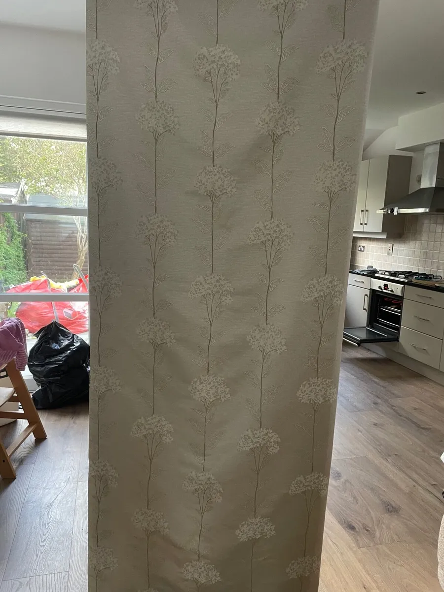 Curtain - Image 1