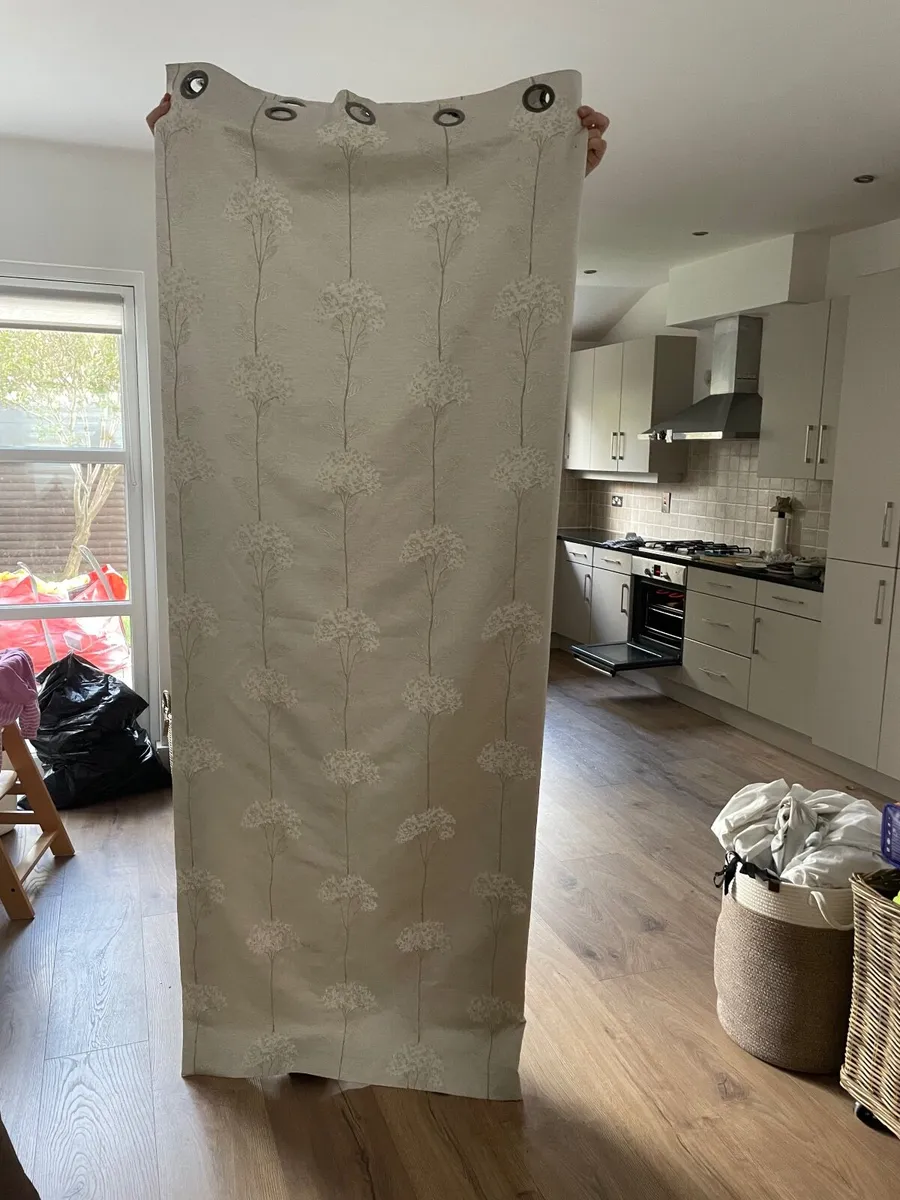 Curtain - Image 2