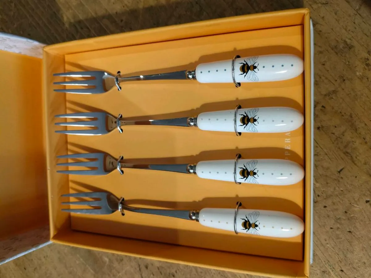 set of four Bee Dessert Forks is by Tipperary Crys - Image 2