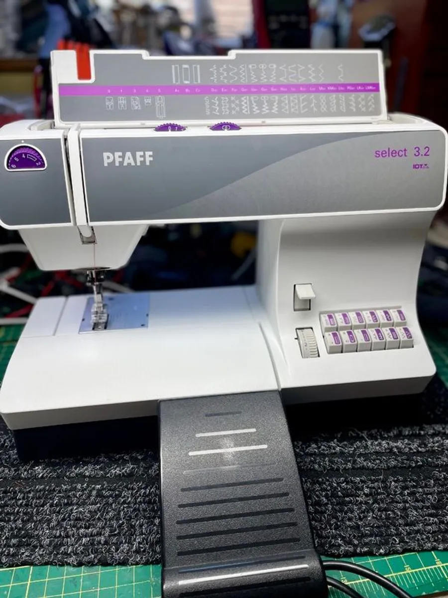 PFAFF Select 3.2 Sewing Machine - IDT - Just serviced - Like new! - Image 2