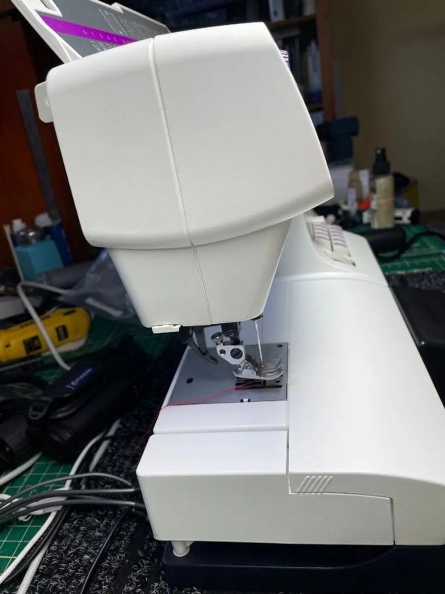 PFAFF Select 3.2 Sewing Machine - IDT - Just serviced - Like new! - Image 3