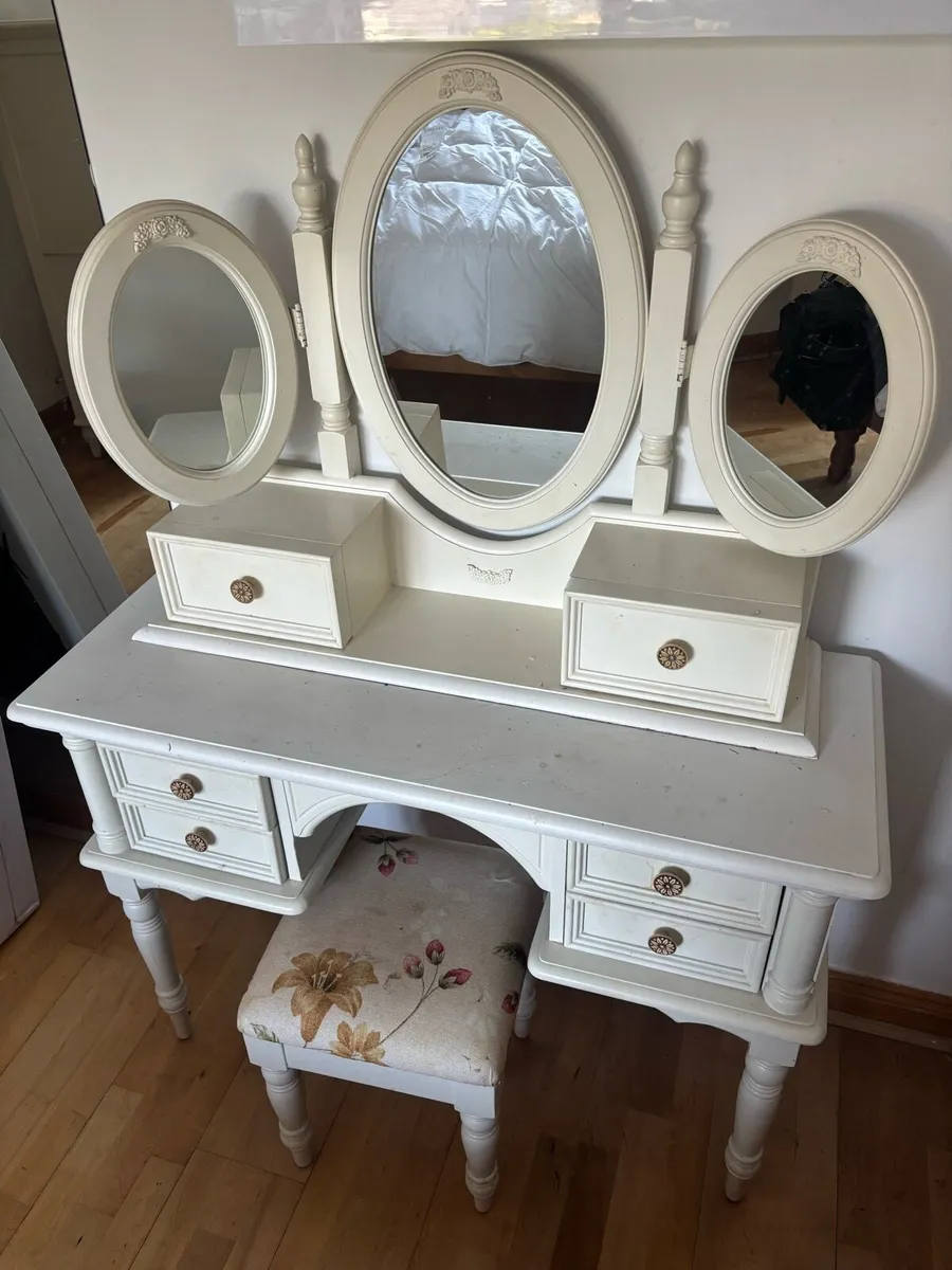 Bedroom furniture set (€100 Ono) - Image 1