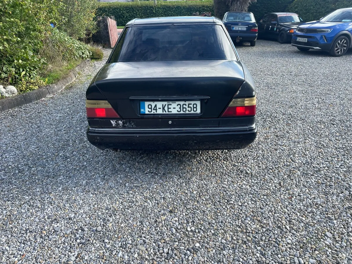 Vintage Mercedes w124 - Image 3