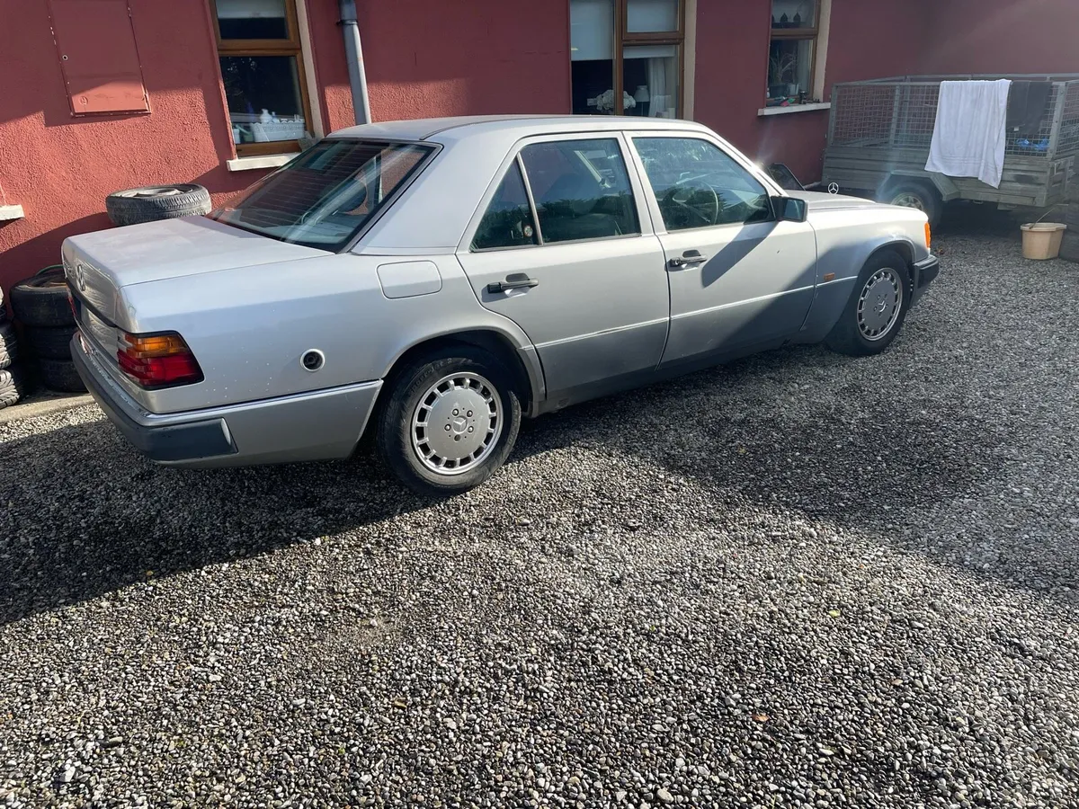 W124 Vintage Mercedes 24v - Image 3