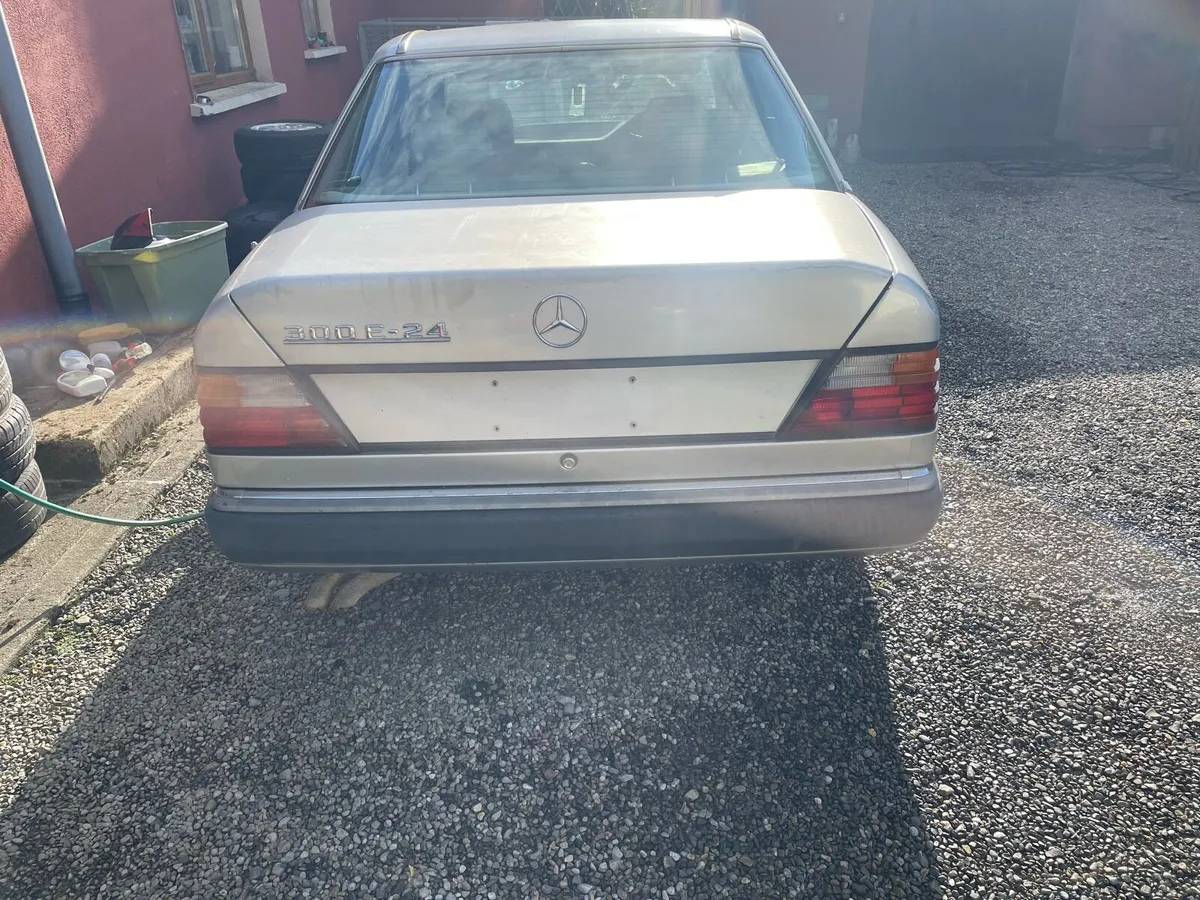 W124 Vintage Mercedes 24v - Image 4