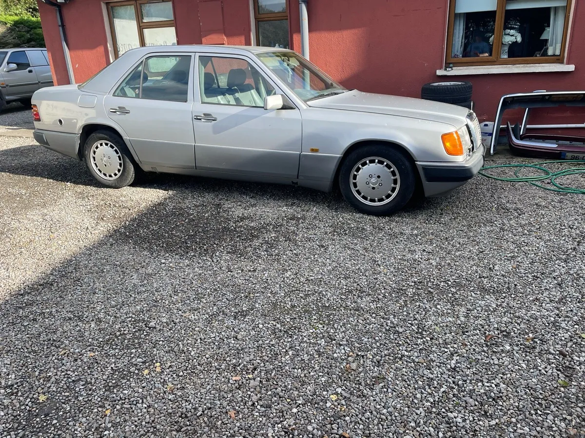 W124 Vintage Mercedes 24v - Image 1