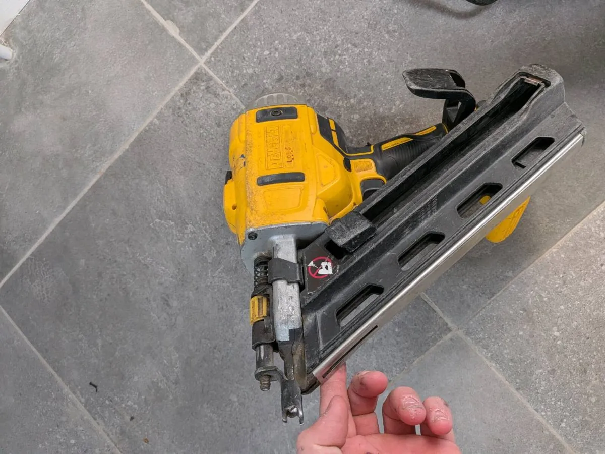 DeWalt nail gun - Image 3