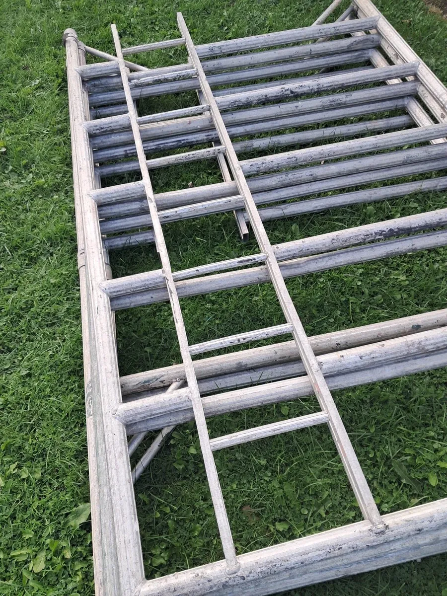 Aluminium tower scaffolding - Image 1