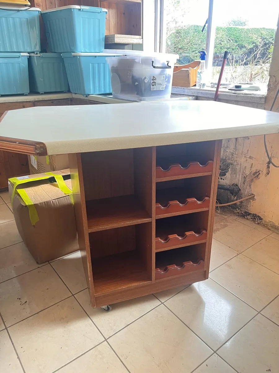 Kitchen island - Image 1