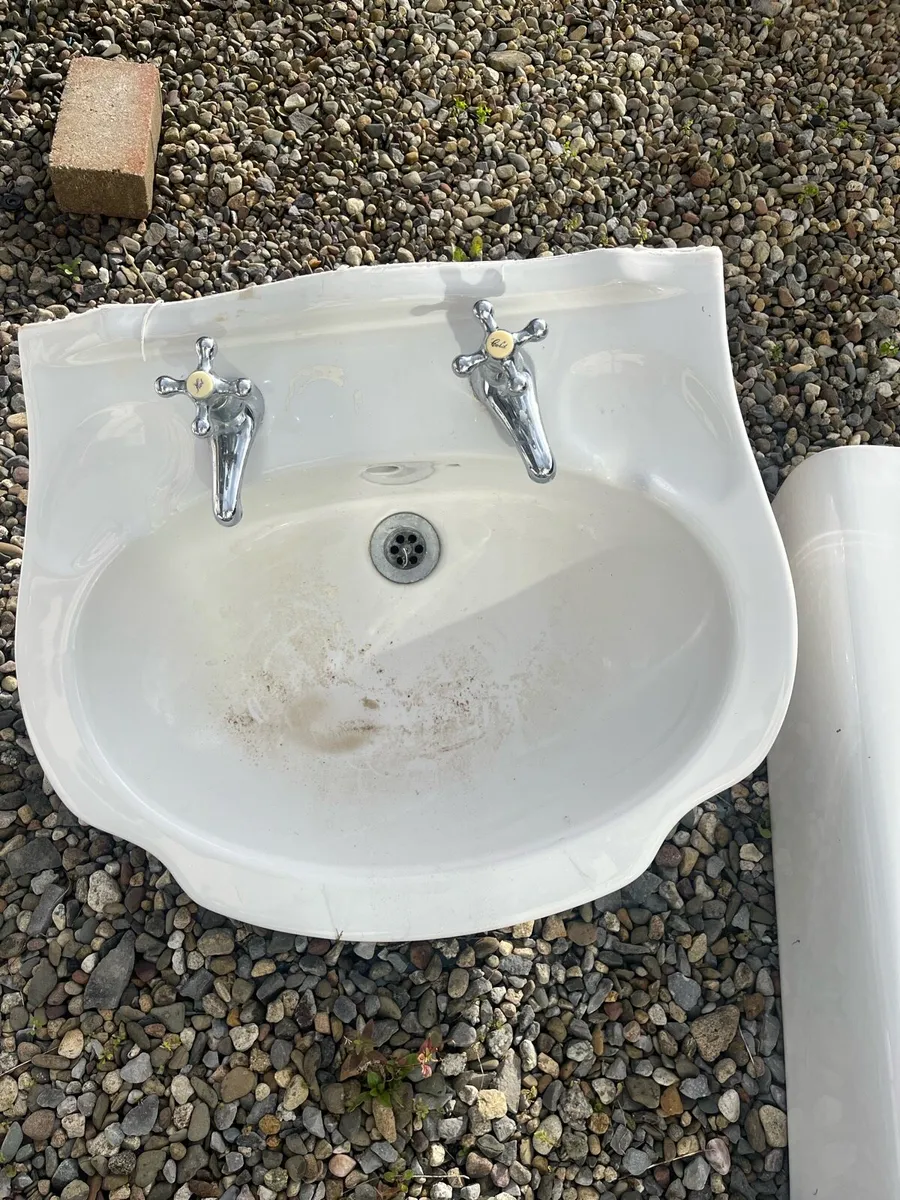 Toilet and sink set - Image 4