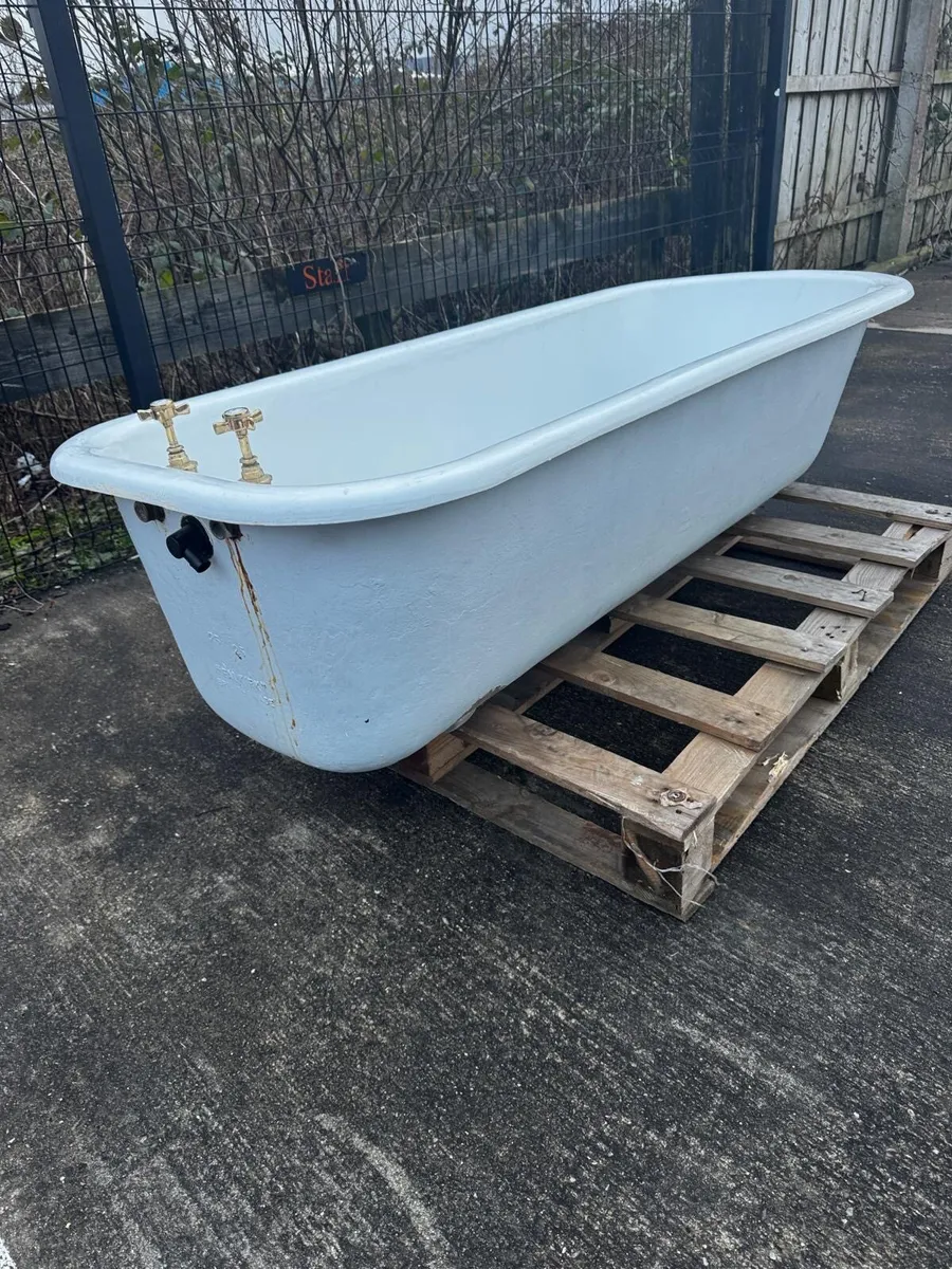 Roll top cast iron bath - Image 1