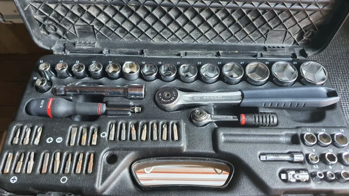FACOM 1/4" + 1/2" Ratchet Socket Set - Image 1