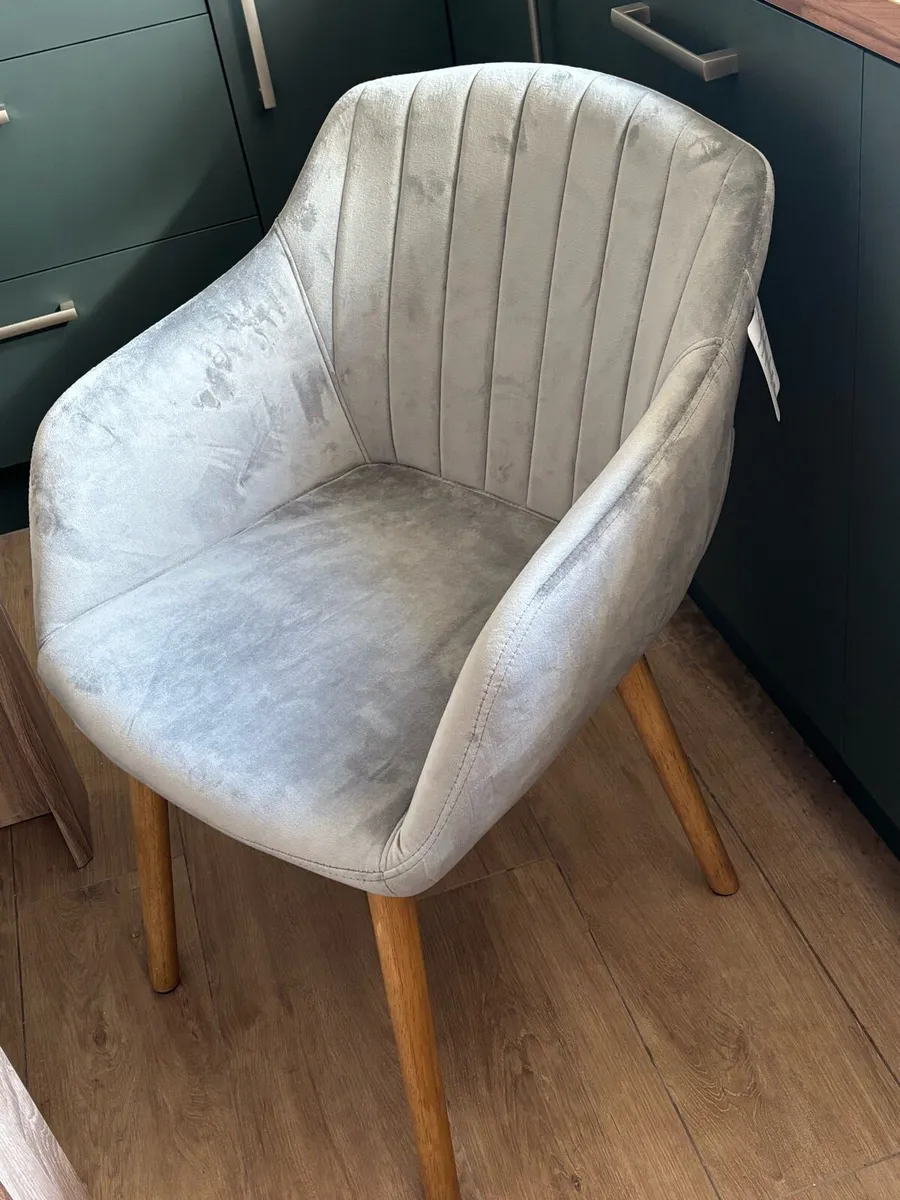 4 chairs - Image 1