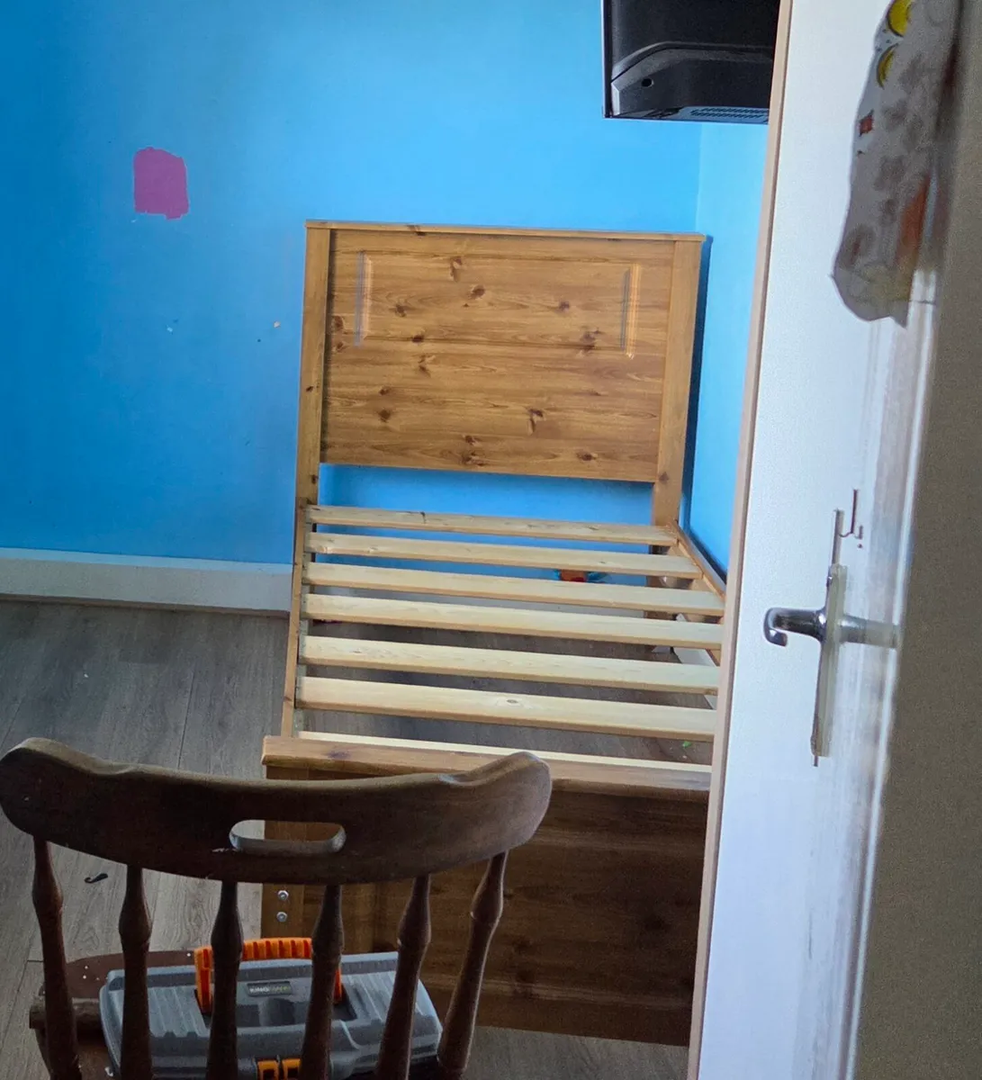 Single wooden bedframe - Image 1